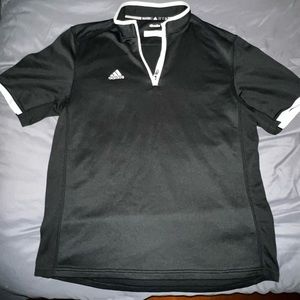 Black short sleeve pull over.